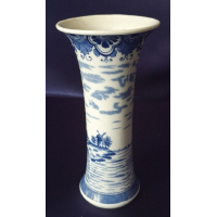 Delfts wit/blauw vaasje, gemerkt met blindmerk